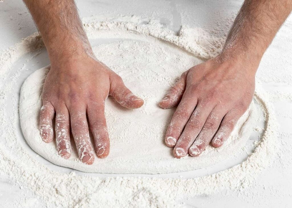 Formowanie ciasta na pizzę