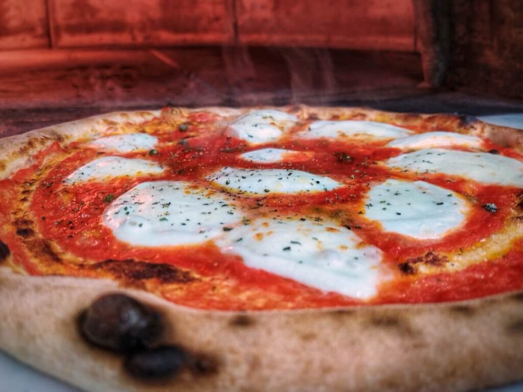 Formowanie i pieczenie pizzy
